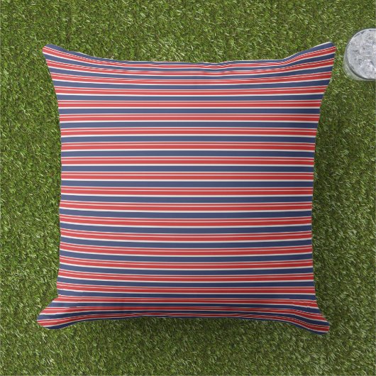 Patriotic Stripes Outdoor Pillow アウトドアクッション (芝生)