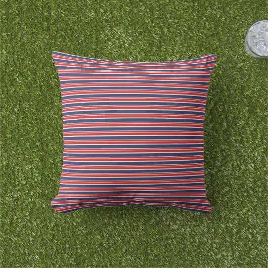 Patriotic Stripes Outdoor Pillow アウトドアクッション (芝生)