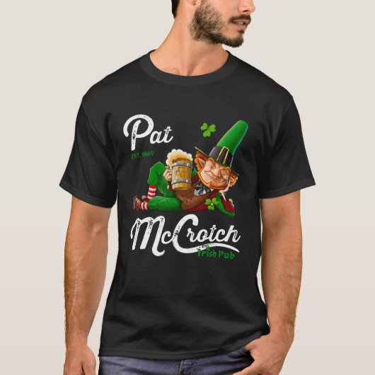 Pats Mccrotch Irish Pub Leprechaun  St Patricks Da Tシャツ (正面)