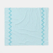 PATTERNモダン geometric chevron soft baby blue フリースブランケット (正面(横))