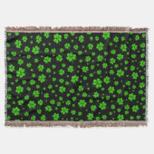 Pattern of green shamrocks on black background スローブランケット (正面)