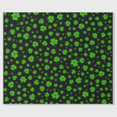 Pattern of green shamrocks on black background ラッピングペーパー (フラット)