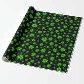 Pattern of green shamrocks on black background ラッピングペーパー (アンロールド)