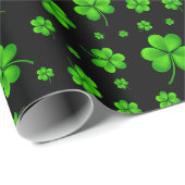 Pattern of green shamrocks on black background ラッピングペーパー (ロールコーナー)