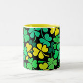 Pattern St. Patrick's Day Clovers ツートーンマグカップ (中央)