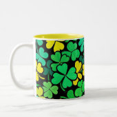Pattern St. Patrick's Day Clovers ツートーンマグカップ (左)