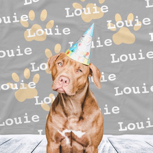 Pawはグレーの黄色いパーソナライズされた犬の名前を印刷 フリースブランケット