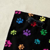 Pawカラフルは黒にパターンを印刷 ビーチタオル (インサイチュ)