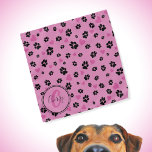 PawプリントとハートパターンPink Monogramの名前 バンダナ<br><div class="desc">可愛いバンダナと黒い前絵とピンクのハートのパターンのピンク色。犬や犬のオーナーのための素敵なアクセサリー：) ・ペットの名前とモノグラムでパーソナライズし、文字を削除または更にカスタマイズ-フォントの編集、色、サイズ変更/移動/削除、文字の追加や他の製品への転送。・ ・購入した写真を見て嬉しい – メッセージを私に送るか、単に共有し、ラベルを私に@edrawings38art （FB/IG/Twitter上）!サンキュー!💜</div>