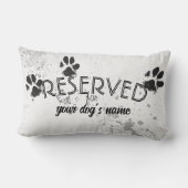 paw印刷で犬の名前を追加するために予約されているデザイン ランバークッション (裏面)