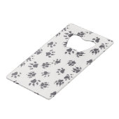 Paw足跡：犬のモノクロシームレス。 クレジットカード栓抜き (正面アングル)