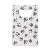 Paw足跡：犬のモノクロシームレス。 クレジットカード栓抜き (裏面)