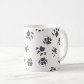 Paw足跡：犬のモノクロシームレス。 コーヒーマグカップ (正面右)