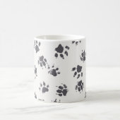 Paw足跡：犬のモノクロシームレス。 コーヒーマグカップ (中央)