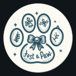 Paw-liday応援:フェスティバルChristmas Pawsステッカー ラウンドシール<br><div class="desc">私たちの愛らしい'ポー – liday応援'クリスマスステッカーのコレクションであなたのホリデーシーズンをドレスアップ！サンタ魅力的ハットや雪片、その他のホリデーアクセントで飾られたフェスティバルポープリントを特徴とし、ギフト、カード、デコレーションにウィムジーのtouchを加える。シーズンの精神を捉えた愛らしい前足をテーマにしたステッカーで、喜びと暖かさを広げる。ペット好きの人やお祝いに毛皮の祭典を添えたいと思う人に最適！</div>