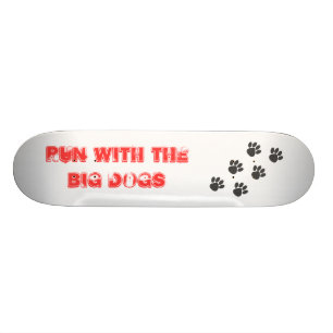 PawPrintTrailの大きい犬との操業 スケートボード