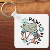 Paws and Play – かわいい猫のイラスト キーホルダー (正面)
