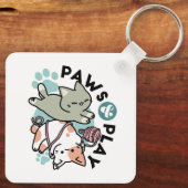 Paws and Play – かわいい猫のイラスト キーホルダー (裏面)