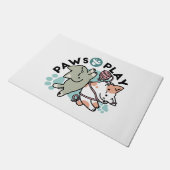 Paws and Play – かわいい猫のイラスト ドアマット (アングル)
