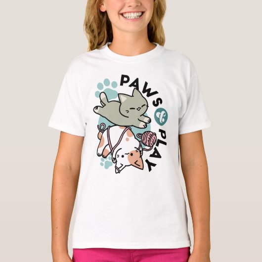 Paws and Play – かわいい猫のイラスト Tシャツ (正面)
