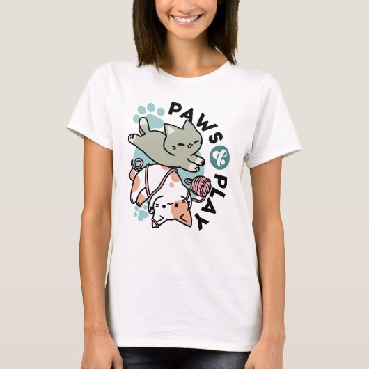 Paws and Play – かわいい猫のイラスト Tシャツ (正面)