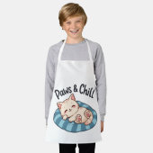 Paws & Chill 猫の昼寝 イラスト カートゥーン エプロン (着用した状態)