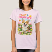Paws & Enjoy Life – かわいい春のコーギー デザイン Tシャツ (正面)