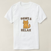 Paws & Relax – Funny Cat Meme Graphic Tシャツ (デザイン正面)