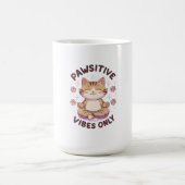 Pawsitive Vibes Only Cute Yoga Cat Design コーヒーマグカップ (中央)