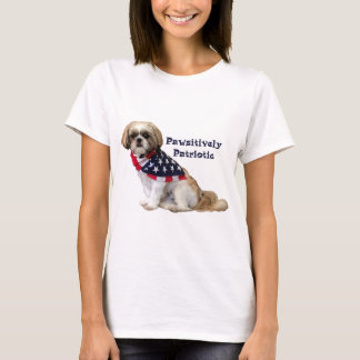 Pawsitivelyの愛国心が強いシーズー（犬） TzuラサApso Tシャツ