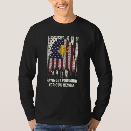 Paying It Forward Proud American Honored USA Patri Tシャツ (正面)