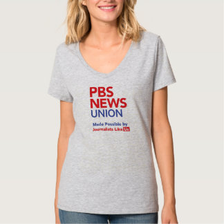 PBS NewsHour ユニオンクルーネックTシャツ Tシャツ