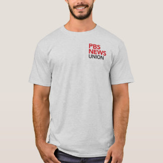 PBS NewsHour ユニオンTシャツ、ロゴをサイドに配置しタグラインなし Tシャツ
