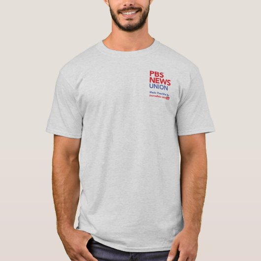 PBS NewsHour Union Tシャツ、サイドにロゴ Tシャツ (正面)