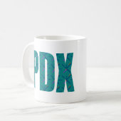 PDXポートランド空港カーペットの文字 コーヒーマグカップ (正面左)