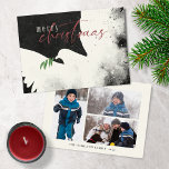 Peace Dove写真メリークリスマスブラックブルゴーニュ シーズンカード<br><div class="desc">これらの7" x 5"のフラットクリスマスグリーティングカードは、抽象芸術が黒とクリームの色合いで鳩を持ち、家族の名前と年のプレースホルダを備えている。写真を3枚お気に入りの背面に追加。</div>