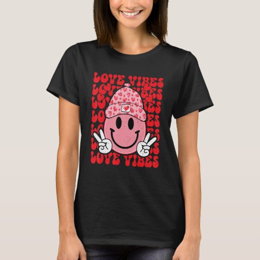 Peace Hand Sign Retro Smile Face Love Vibes Valent Tシャツ (正面)