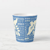 PEACE in languages名前をカスタムする&カラー カフェラテマグ (正面)