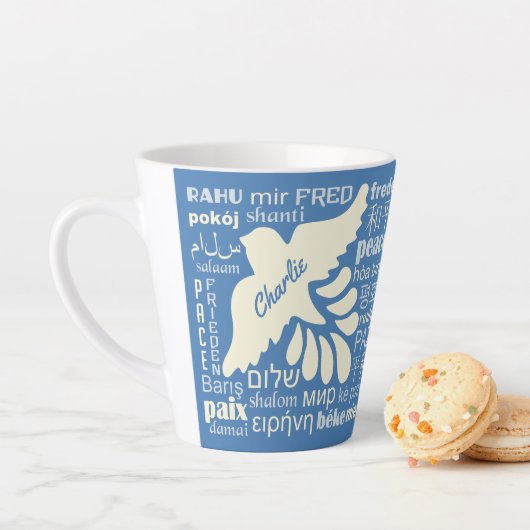 PEACE in languages名前をカスタムする&カラー カフェラテマグ (インサイチュ)