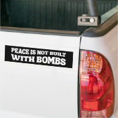 Peace Is Not Built With Bombs Iran Anti-War バンパーステッカー (トラック上)