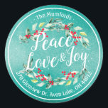 Peace Joy & Love Christmas Happy New Year Address ラウンドシール<br><div class="desc">Peace Joy Love / Happy Holidays / メリー and Bright /新年への応援/ホリーフローラリースとミストレトーレッドベリー差出人住所ラベルテンプレートとメリークリスマス書道タイポグラフィスクリプト。赤と緑の水の色クリスマスボタニカルベリーと松。幸せな休日は明るいメリークリスマスシーズンのホリデーグリーティングコレクションを願う。</div>