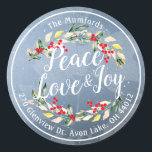 Peace Joy & Love Christmas Happy New Year Address ラウンドシール<br><div class="desc">Peace Joy Love / Happy Holidays / メリー and Bright /新年への応援/ホリーフローラリースとミストレトーレッドベリー差出人住所ラベルテンプレートとメリークリスマス書道タイポグラフィスクリプト。赤と緑の水の色クリスマスボタニカルベリーと松。幸せな休日は明るいメリークリスマスシーズンのホリデーグリーティングコレクションを願う。</div>