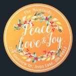 Peace Joy & Love Christmas Happy New Year Address ラウンドシール<br><div class="desc">Peace Joy Love / Happy Holidays / メリー and Bright /新年への応援/ホリーフローラリースとミストレトーレッドベリー差出人住所ラベルテンプレートとメリークリスマス書道タイポグラフィスクリプト。赤と緑の水の色クリスマスボタニカルベリーと松。幸せな休日は明るいメリークリスマスシーズンのホリデーグリーティングコレクションを願う。</div>