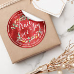 Peace Joy & Love Christmas Happy New Year Address ラウンドシール<br><div class="desc">Peace Joy Love / Happy Holidays / メリー and Bright /新年への応援/ホリーフローラリースとミストレトーレッドベリー差出人住所ラベルテンプレートとメリークリスマス書道タイポグラフィスクリプト。赤と緑の水の色クリスマスボタニカルベリーと松。幸せな休日は明るいメリークリスマスシーズンのホリデーグリーティングコレクションを願う。</div>