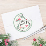 Peace Joy & Love Christmas Happy New Year Address ラウンドシール<br><div class="desc">Peace Joy Love / Happy Holidays / メリー and Bright /新年への応援/ホリーフローラリースとミストレトーレッドベリー差出人住所ラベルテンプレートとメリークリスマス書道タイポグラフィスクリプト。赤と緑の水の色クリスマスボタニカルベリーと松。幸せな休日は明るいメリークリスマスシーズンのホリデーグリーティングコレクションを願う。</div>