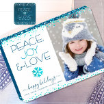Peace Joy Love Script Chic モダン Snowflake Photo シーズンカード<br><div class="desc">「平和、喜び、愛」 おもしろい、よくはしゃぐスノーフレークのイラストレーションと白い背景モダンのタイポグラフィはホリ救済ーシーズンに使用し、あなたの選択のカスタム写真とともに。ターコイズフェイク箔の紙吹雪ドットはカードをフレームする。この感じグラフィックでフラットな写真のグリーティング素晴らしカードを送信する際にパーソナライズされた、休日の暖かさと喜び。封筒、シール、トートバッグ、ラッピング紙、サービングトレイ、ホームデコルなども揃っている。特別な人に送れ！サンプルの写真を自分の写真に置き換え、選択した名前を入力するだけで、このフォトグリーティングカードを簡単にカスタマイズできる。質問や要望があれば私に連絡して下さい。</div>