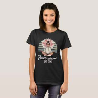 Peace Looks Good On Me – Empowering Yoga Tee Tシャツ