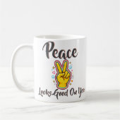Peace Looks Good on You – Positive Vibes Graphic コーヒーマグカップ (左)