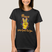 Peace Looks Good on You – Positive Vibes Graphic Tシャツ (正面)