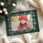 Peace & Love白いベリーの葉の雪片 シーズンカード<br><div class="desc">私たちのフェスティバルホリデーの写真カードで休暇シーズンあなたの愛を送る。このデザインは、手描きのフェスティバルホワイトクランベリー、冬の緑、金ゴールドスノーフレーク写真フレームデザインを備えている。おカスタマイズ客様の特別な休日の写真、休日の挨拶、年と。裏面には金ゴールドエレガントのスノーフレークと家族のサインがある。Moodothyによって描かれたアートワーク。</div>